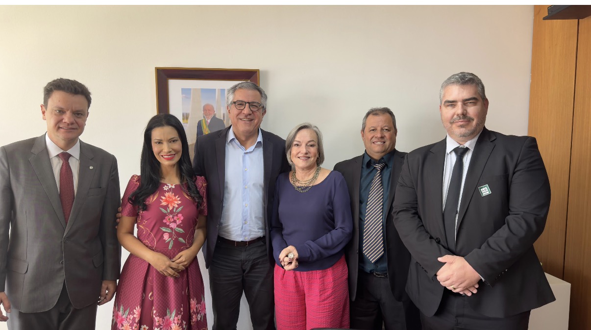 Joice Alvarenga em reunião com representantes pela Santa Casa de Formiga