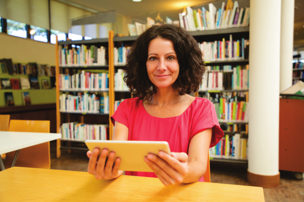 Servidora da educação em uma biblioteca