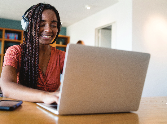 Estudante do IFMG usando um computador
