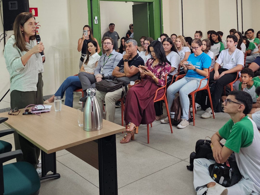 Palestrante conversando com estudantes e servidores do IFMG
