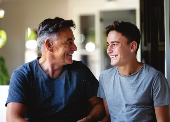 Mãe e filho conversando em um ambiente de estudo
